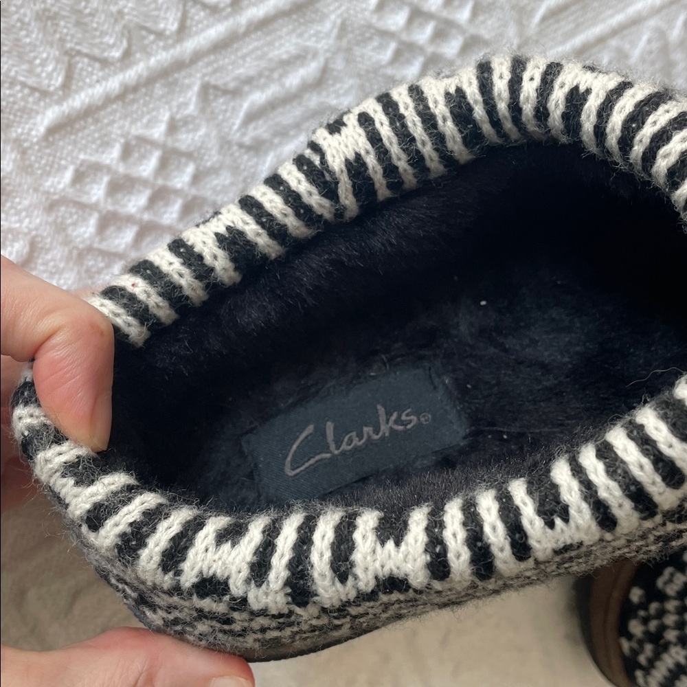 Clarks leather indoor outdoor Women's Black Slippers fleece lined - Picture 9 of 16